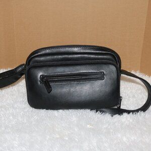 💥HP💥 black purse many compartments and very clean about 9.5 inches long